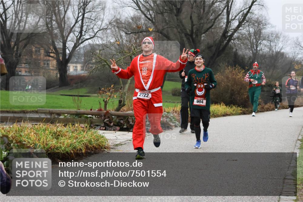 08.12.2024 - St. Pauli X-Mass-Run No. 14 Strokosch-Dieckow http://msf.ph/oto/7501554 08.12.2024 09:48:56 Laufen 2722, 904, 105, 5171 meine-sportfotos.de