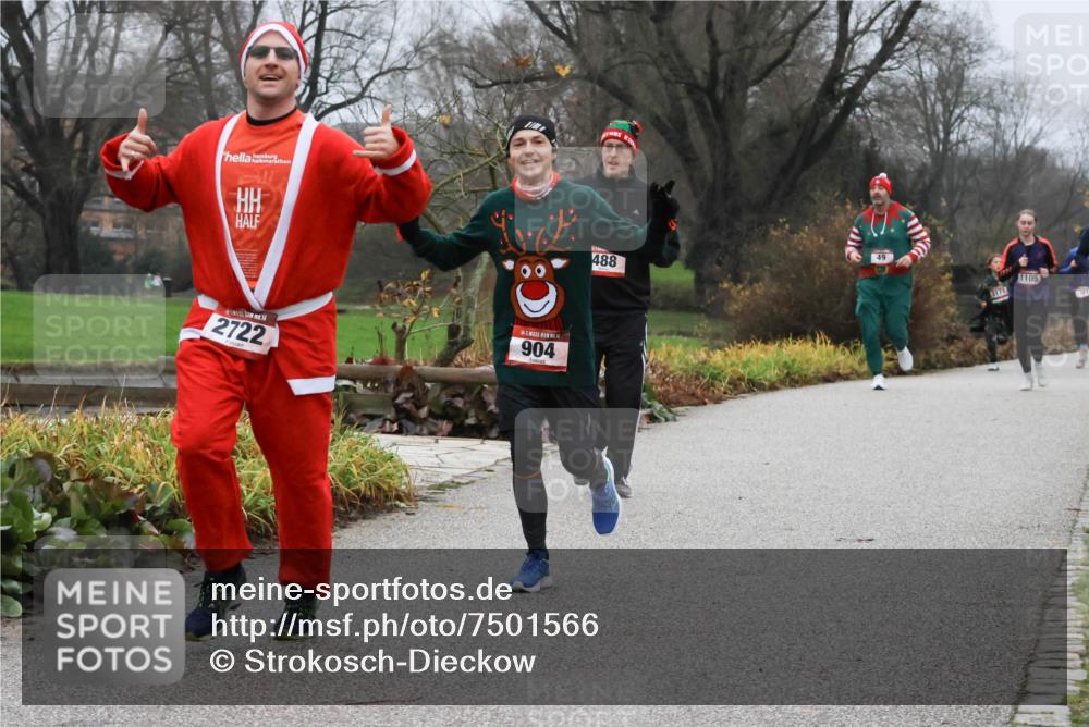 08.12.2024 - St. Pauli X-Mass-Run No. 14 Strokosch-Dieckow http://msf.ph/oto/7501566 08.12.2024 09:48:57 Laufen 2722, 904, 488, 3171, 1105 meine-sportfotos.de