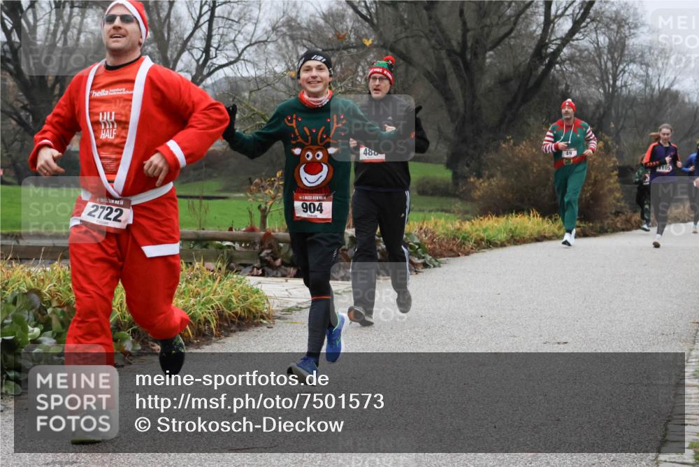 08.12.2024 - St. Pauli X-Mass-Run No. 14 Strokosch-Dieckow http://msf.ph/oto/7501573 08.12.2024 09:48:58 Laufen 14, 2722, 14, 904, 480, 105 meine-sportfotos.de