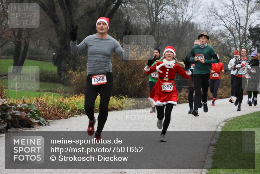 08.12.2024 - St. Pauli X-Mass-Run No. 14 Strokosch-Dieckow http://msf.ph/oto/7501652 08.12.2024 09:49:10 Laufen 1396, 111, 1397, 30, 789, 802, 2934 meine-sportfotos.de