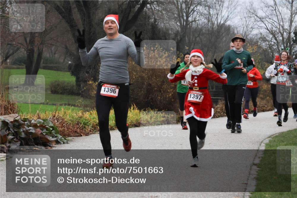 08.12.2024 - St. Pauli X-Mass-Run No. 14 Strokosch-Dieckow http://msf.ph/oto/7501663 08.12.2024 09:49:10 Laufen 1396, 11, 1397, 802, 186 meine-sportfotos.de