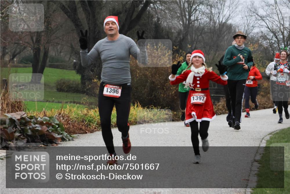 08.12.2024 - St. Pauli X-Mass-Run No. 14 Strokosch-Dieckow http://msf.ph/oto/7501667 08.12.2024 09:49:10 Laufen 1396, 1397, 802 meine-sportfotos.de