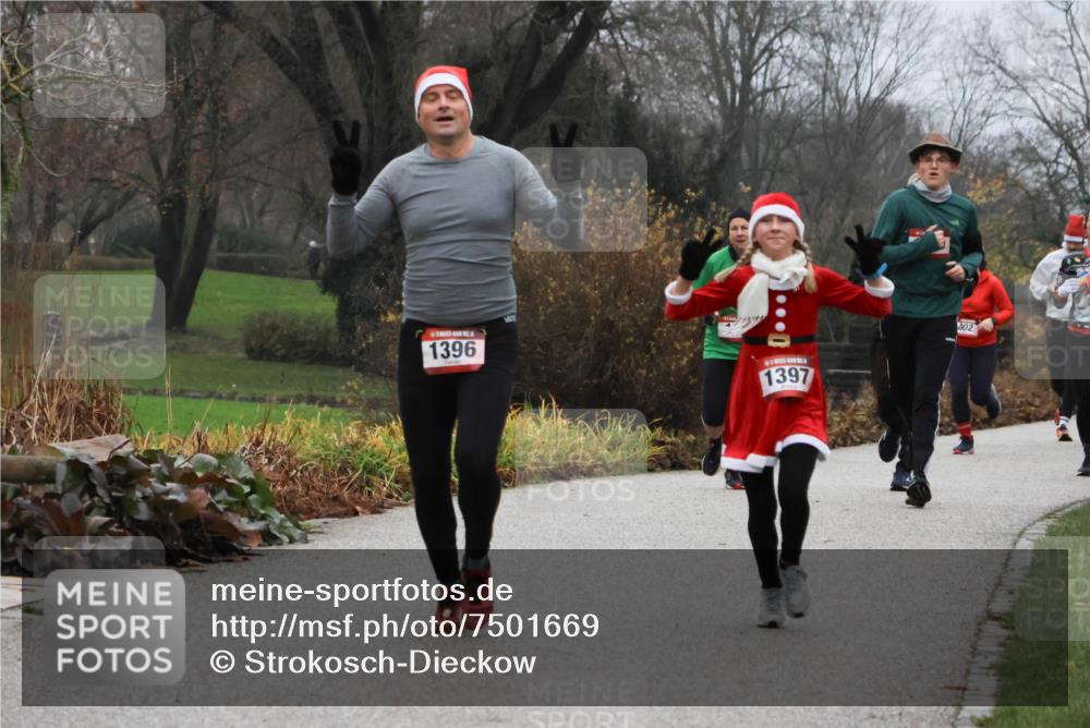 08.12.2024 - St. Pauli X-Mass-Run No. 14 Strokosch-Dieckow http://msf.ph/oto/7501669 08.12.2024 09:49:10 Laufen 1396, 1397, 802 meine-sportfotos.de