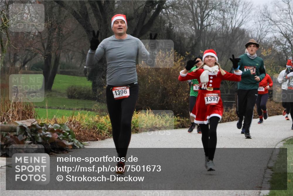 08.12.2024 - St. Pauli X-Mass-Run No. 14 Strokosch-Dieckow http://msf.ph/oto/7501673 08.12.2024 09:49:10 Laufen 1396, 11, 1397, 802 meine-sportfotos.de