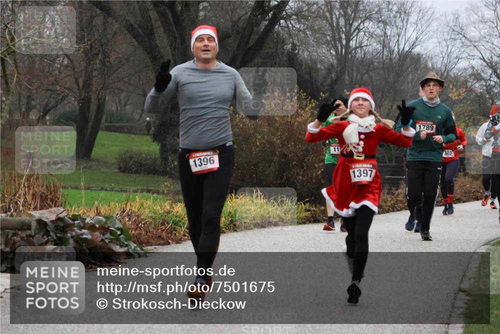 08.12.2024 - St. Pauli X-Mass-Run No. 14 Strokosch-Dieckow http://msf.ph/oto/7501675 08.12.2024 09:49:10 Laufen 1396, 11, 1397, 1789, 802 meine-sportfotos.de