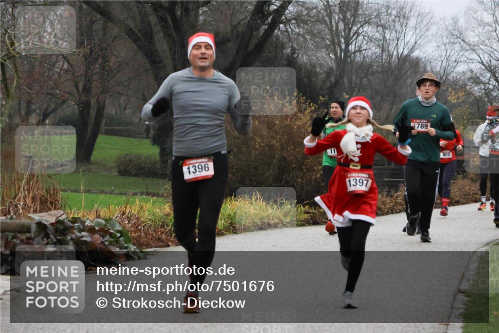 08.12.2024 - St. Pauli X-Mass-Run No. 14 Strokosch-Dieckow http://msf.ph/oto/7501676 08.12.2024 09:49:11 Laufen 1396, 1397, 789, 802 meine-sportfotos.de