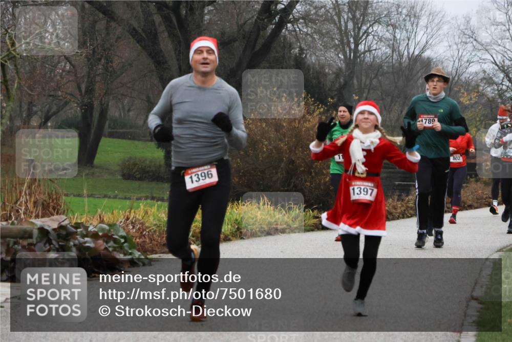 08.12.2024 - St. Pauli X-Mass-Run No. 14 Strokosch-Dieckow http://msf.ph/oto/7501680 08.12.2024 09:49:11 Laufen 1396, 1397, 4789, 802 meine-sportfotos.de