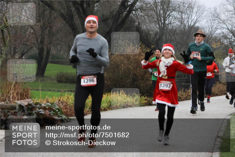 08.12.2024 - St. Pauli X-Mass-Run No. 14 Strokosch-Dieckow http://msf.ph/oto/7501682 08.12.2024 09:49:11 Laufen 1396, 1397, 1789, 802 meine-sportfotos.de