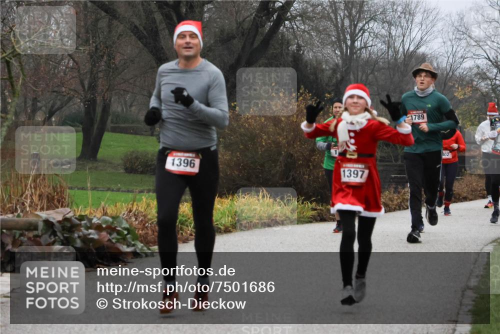 08.12.2024 - St. Pauli X-Mass-Run No. 14 Strokosch-Dieckow http://msf.ph/oto/7501686 08.12.2024 09:49:11 Laufen 1396, 1397, 1789, 02 meine-sportfotos.de