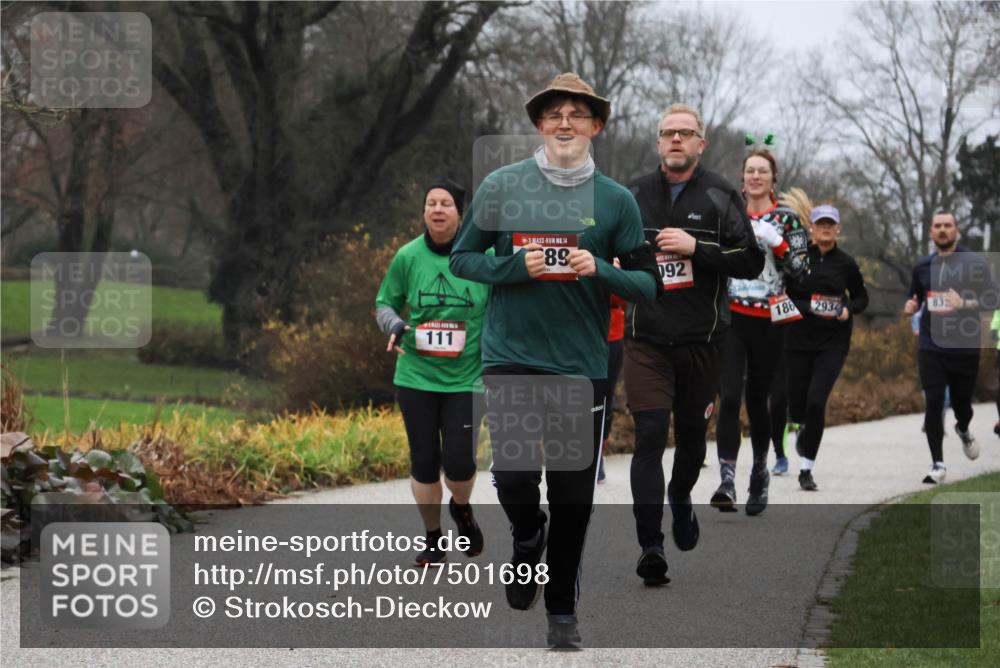 08.12.2024 - St. Pauli X-Mass-Run No. 14 Strokosch-Dieckow http://msf.ph/oto/7501698 08.12.2024 09:49:14 Laufen 111, 14, 89, 092, 186, 2934, 832 meine-sportfotos.de