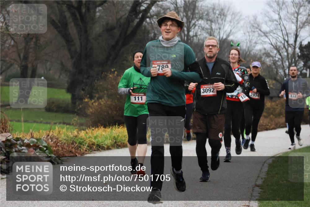 08.12.2024 - St. Pauli X-Mass-Run No. 14 Strokosch-Dieckow http://msf.ph/oto/7501705 08.12.2024 09:49:14 Laufen 111, 14, 789, 3092, 18, 832, 2934 meine-sportfotos.de