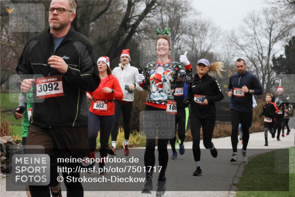 08.12.2024 - St. Pauli X-Mass-Run No. 14 Strokosch-Dieckow http://msf.ph/oto/7501717 08.12.2024 09:49:16 Laufen 14, 3092, 802, 428, 186, 29, 832, 2944 meine-sportfotos.de