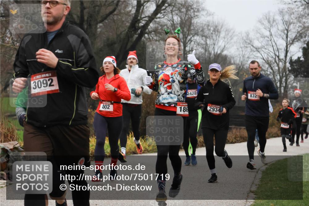08.12.2024 - St. Pauli X-Mass-Run No. 14 Strokosch-Dieckow http://msf.ph/oto/7501719 08.12.2024 09:49:16 Laufen 3092, 2428, 802, 186, 2934, 832, 2044 meine-sportfotos.de