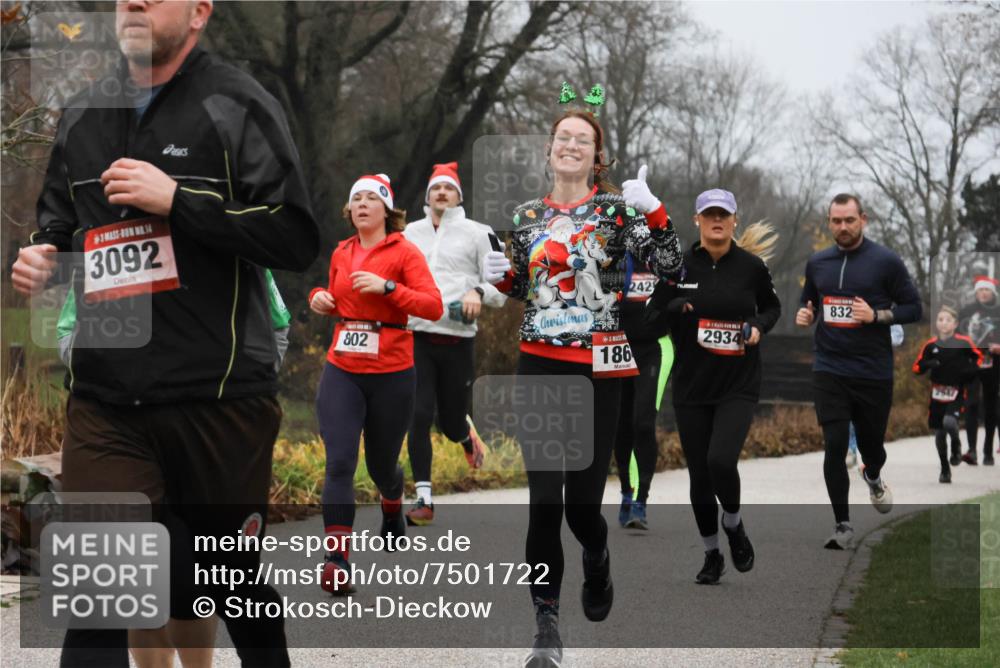 08.12.2024 - St. Pauli X-Mass-Run No. 14 Strokosch-Dieckow http://msf.ph/oto/7501722 08.12.2024 09:49:17 Laufen 14, 3092, 802, 242, 186, 2934, 832, 2947 meine-sportfotos.de