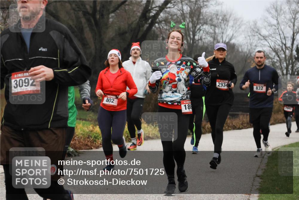 08.12.2024 - St. Pauli X-Mass-Run No. 14 Strokosch-Dieckow http://msf.ph/oto/7501725 08.12.2024 09:49:17 Laufen 3092, 802, 106, 186, 2934, 832, 2944 meine-sportfotos.de