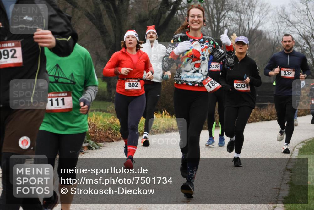 08.12.2024 - St. Pauli X-Mass-Run No. 14 Strokosch-Dieckow http://msf.ph/oto/7501734 08.12.2024 09:49:17 Laufen 092, 111, 802, 2428, 18, 2934, 832 meine-sportfotos.de