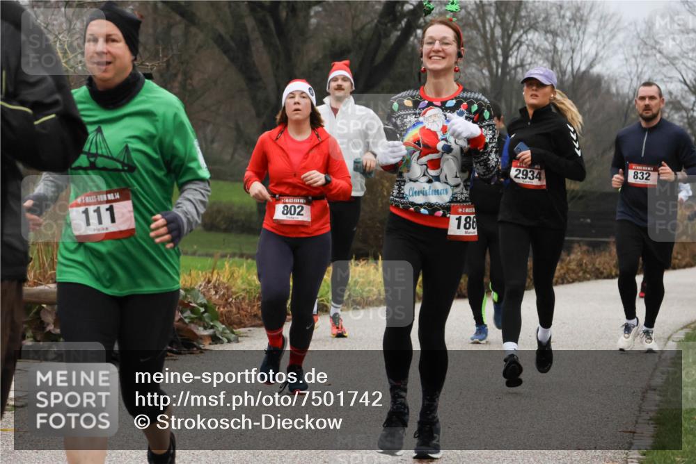 08.12.2024 - St. Pauli X-Mass-Run No. 14 Strokosch-Dieckow http://msf.ph/oto/7501742 08.12.2024 09:49:17 Laufen 14, 111, 802, 186, 2934, 832 meine-sportfotos.de