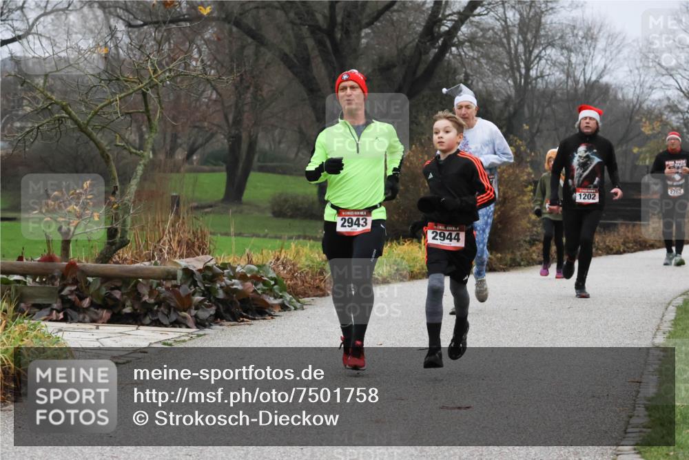 08.12.2024 - St. Pauli X-Mass-Run No. 14 Strokosch-Dieckow http://msf.ph/oto/7501758 08.12.2024 09:49:23 Laufen 14, 2943, 2944, 2762, 1202 meine-sportfotos.de