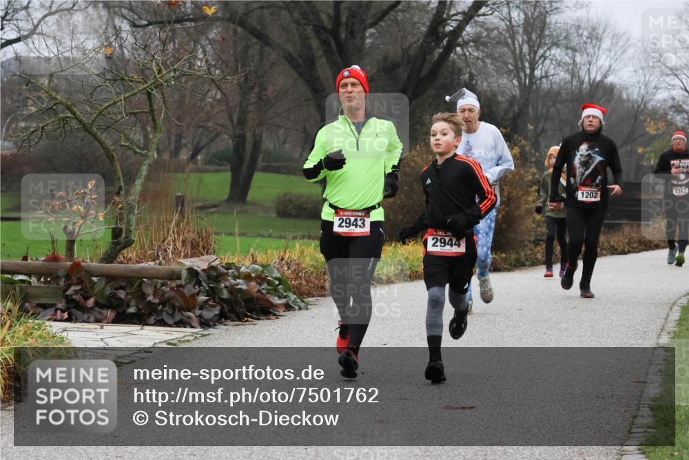 08.12.2024 - St. Pauli X-Mass-Run No. 14 Strokosch-Dieckow http://msf.ph/oto/7501762 08.12.2024 09:49:23 Laufen 2943, 2944, 1202, 2762 meine-sportfotos.de