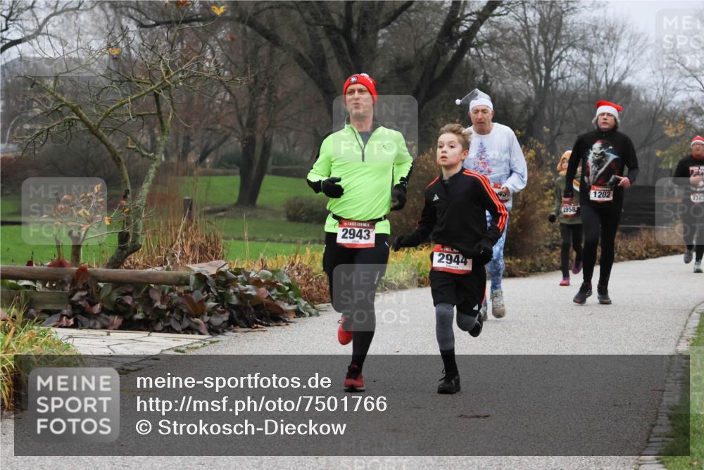 08.12.2024 - St. Pauli X-Mass-Run No. 14 Strokosch-Dieckow http://msf.ph/oto/7501766 08.12.2024 09:49:23 Laufen 2943, 2944, 2958, 1202, 2762 meine-sportfotos.de