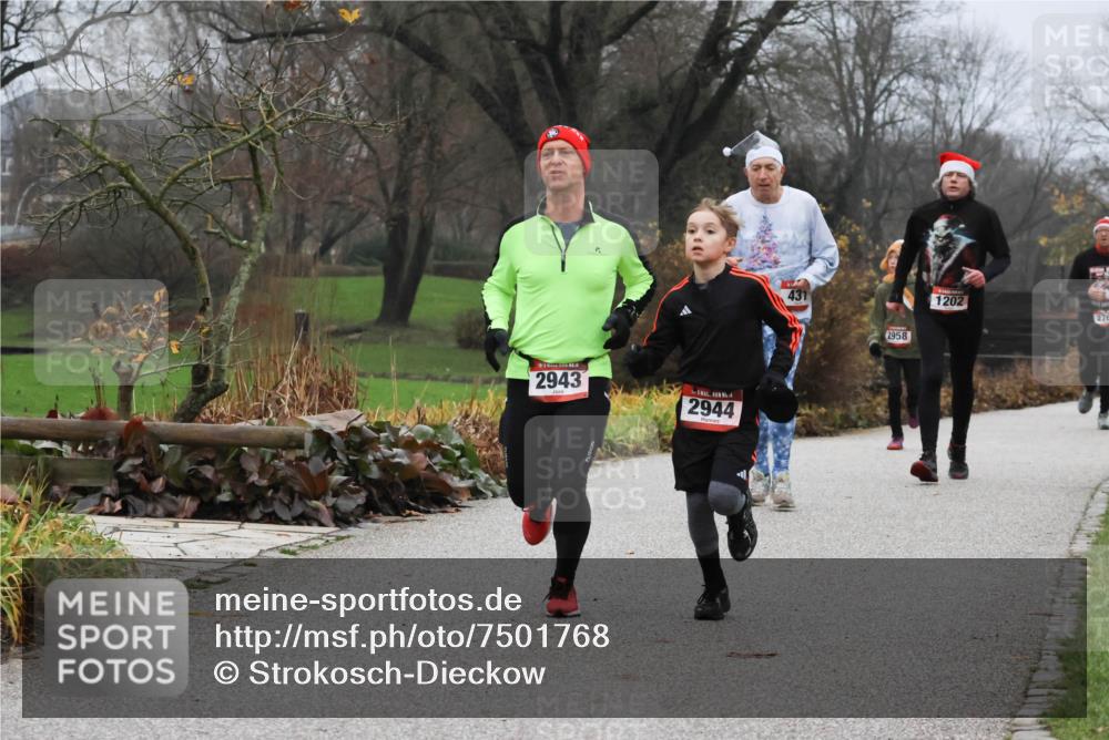 08.12.2024 - St. Pauli X-Mass-Run No. 14 Strokosch-Dieckow http://msf.ph/oto/7501768 08.12.2024 09:49:23 Laufen 2943, 2944, 431, 2958, 1202 meine-sportfotos.de
