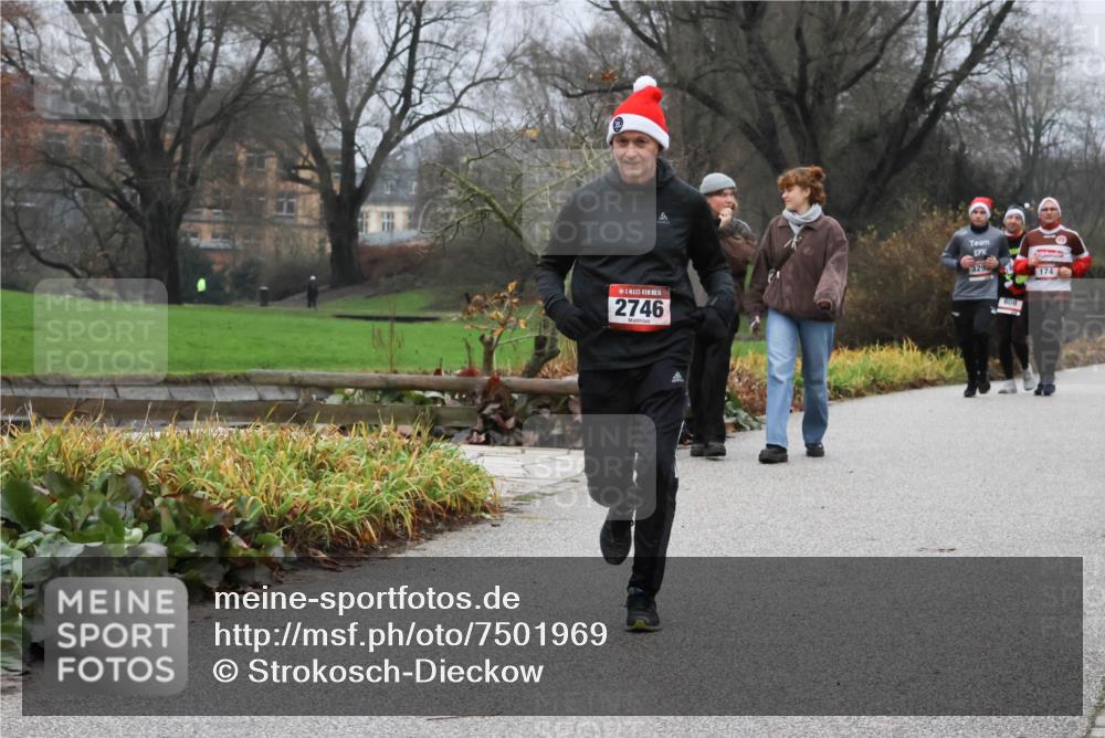 08.12.2024 - St. Pauli X-Mass-Run No. 14 Strokosch-Dieckow http://msf.ph/oto/7501969 08.12.2024 09:50:27 Laufen 174, 14, 2746, 329, 608 meine-sportfotos.de