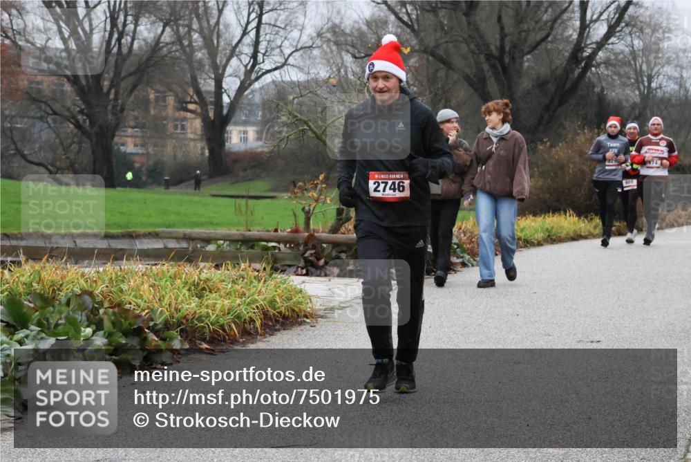 08.12.2024 - St. Pauli X-Mass-Run No. 14 Strokosch-Dieckow http://msf.ph/oto/7501975 08.12.2024 09:50:27 Laufen 174, 14, 2746, 329, 608 meine-sportfotos.de