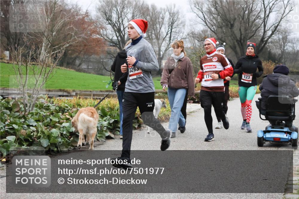 08.12.2024 - St. Pauli X-Mass-Run No. 14 Strokosch-Dieckow http://msf.ph/oto/7501977 08.12.2024 09:50:33 Laufen 3295, 3293, 174, 123, 123 meine-sportfotos.de