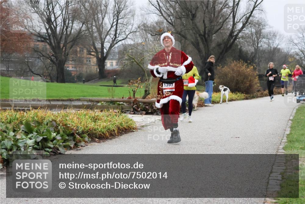 08.12.2024 - St. Pauli X-Mass-Run No. 14 Strokosch-Dieckow http://msf.ph/oto/7502014 08.12.2024 09:50:52 Laufen 1393, 1393, 2818 meine-sportfotos.de