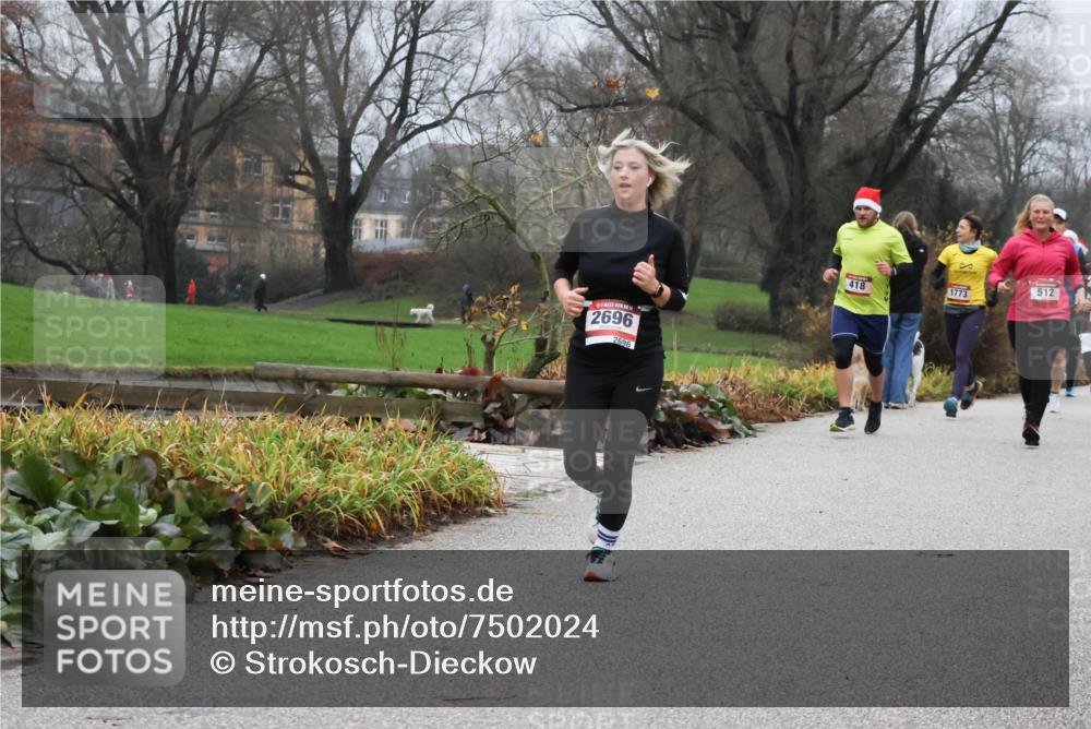 08.12.2024 - St. Pauli X-Mass-Run No. 14 Strokosch-Dieckow http://msf.ph/oto/7502024 08.12.2024 09:50:59 Laufen 2696, 2696, 418, 512, 1773 meine-sportfotos.de