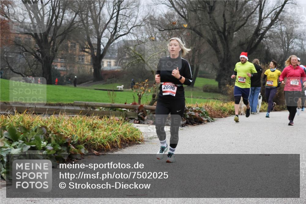 08.12.2024 - St. Pauli X-Mass-Run No. 14 Strokosch-Dieckow http://msf.ph/oto/7502025 08.12.2024 09:50:59 Laufen 2696, 2696, 418, 512 meine-sportfotos.de