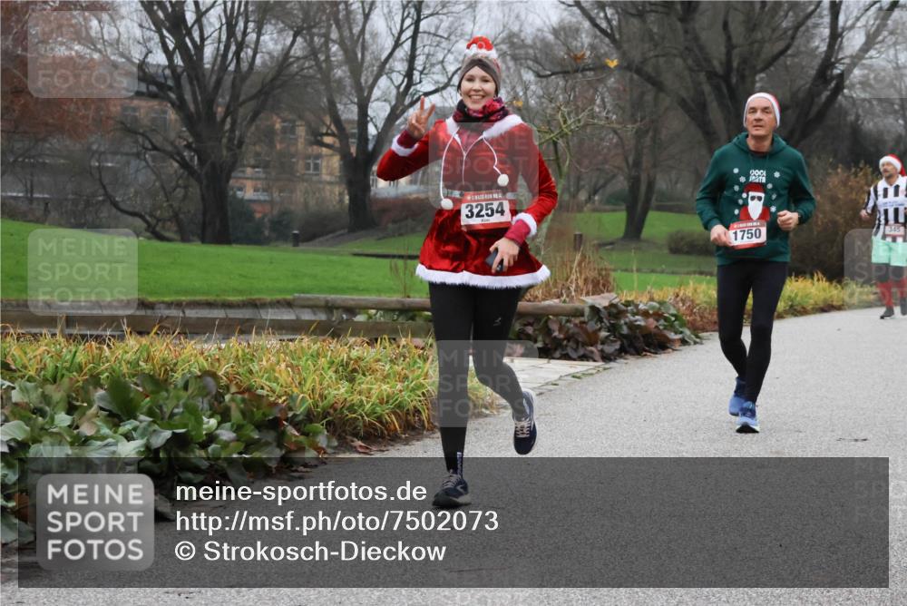 08.12.2024 - St. Pauli X-Mass-Run No. 14 Strokosch-Dieckow http://msf.ph/oto/7502073 08.12.2024 09:51:32 Laufen 14, 3254, 200, 1750, 345 meine-sportfotos.de