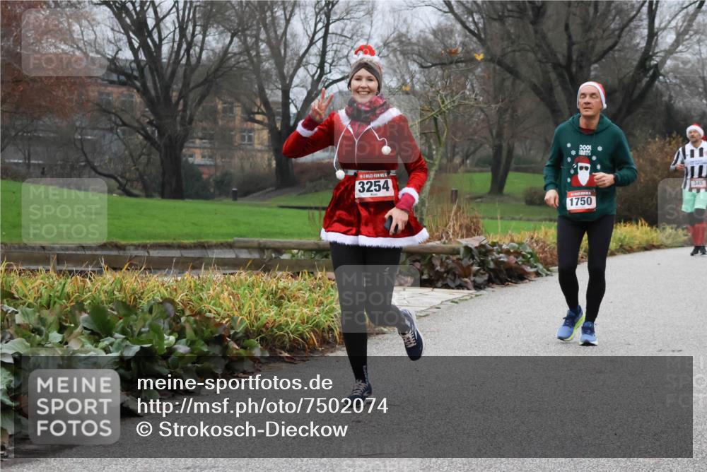 08.12.2024 - St. Pauli X-Mass-Run No. 14 Strokosch-Dieckow http://msf.ph/oto/7502074 08.12.2024 09:51:33 Laufen 14, 3254, 1750, 345 meine-sportfotos.de