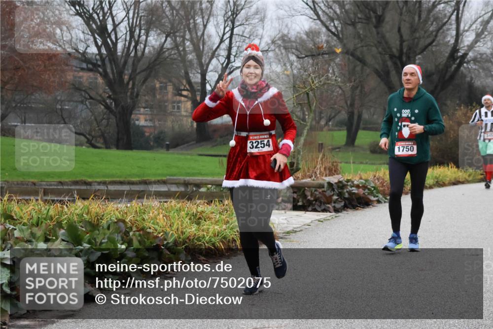 08.12.2024 - St. Pauli X-Mass-Run No. 14 Strokosch-Dieckow http://msf.ph/oto/7502075 08.12.2024 09:51:33 Laufen 3254, 1750, 345 meine-sportfotos.de