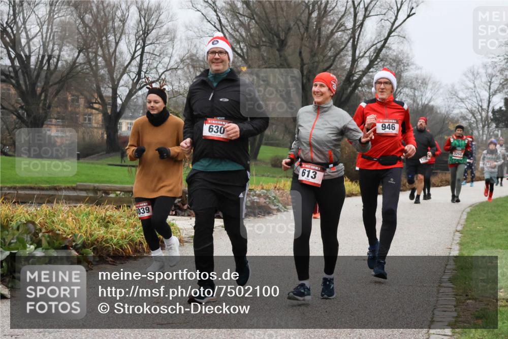 08.12.2024 - St. Pauli X-Mass-Run No. 14 Strokosch-Dieckow http://msf.ph/oto/7502100 08.12.2024 09:51:49 Laufen 3039, 630, 14, 613, 946, 3260, 223 meine-sportfotos.de