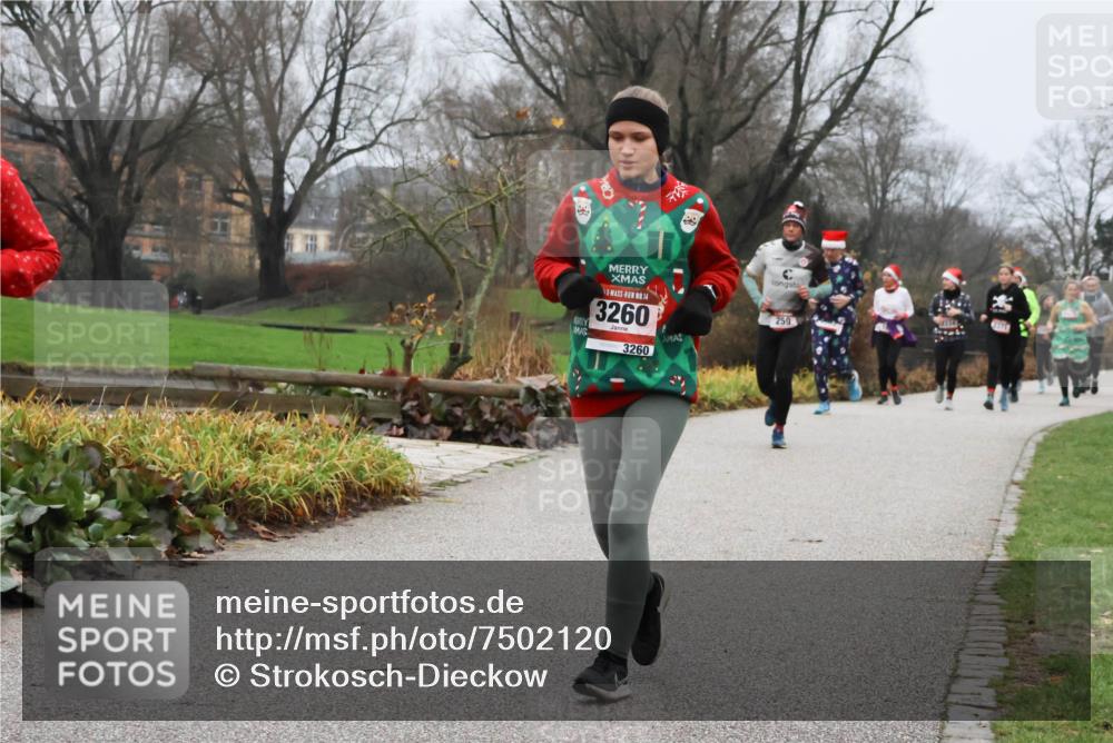 08.12.2024 - St. Pauli X-Mass-Run No. 14 Strokosch-Dieckow http://msf.ph/oto/7502120 08.12.2024 09:51:57 Laufen 14, 3260, 3260, 259 meine-sportfotos.de