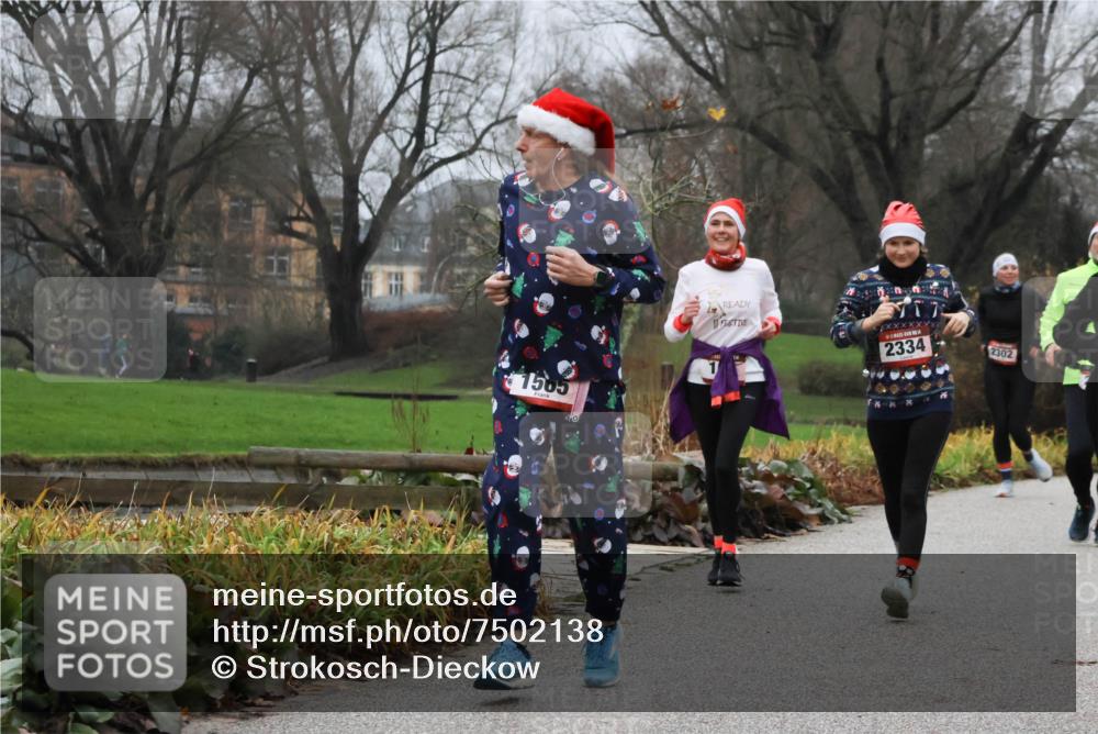 08.12.2024 - St. Pauli X-Mass-Run No. 14 Strokosch-Dieckow http://msf.ph/oto/7502138 08.12.2024 09:52:03 Laufen 1505, 2334, 2302 meine-sportfotos.de