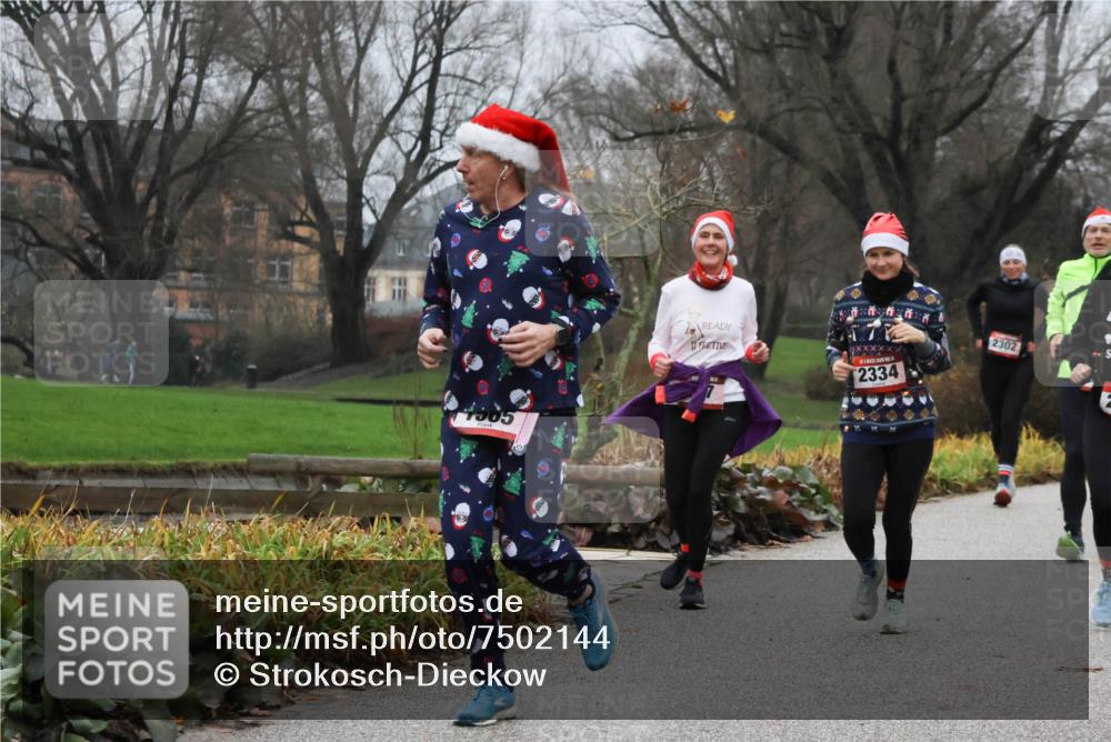 08.12.2024 - St. Pauli X-Mass-Run No. 14 Strokosch-Dieckow http://msf.ph/oto/7502144 08.12.2024 09:52:03 Laufen 1985, 822, 2334, 2302 meine-sportfotos.de