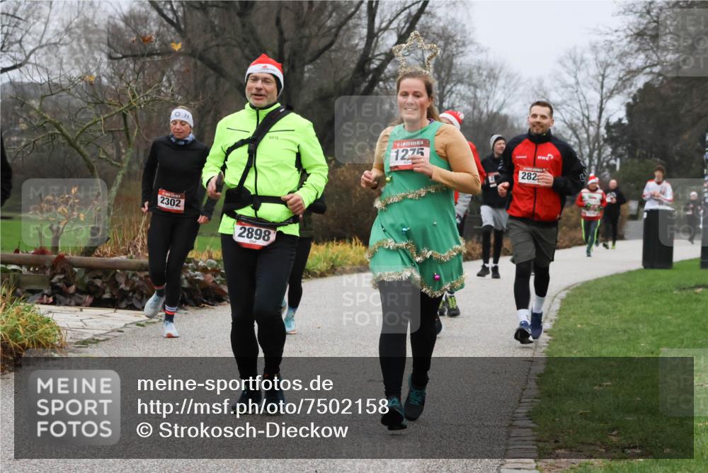 08.12.2024 - St. Pauli X-Mass-Run No. 14 Strokosch-Dieckow http://msf.ph/oto/7502158 08.12.2024 09:52:06 Laufen 14, 1275, 2302, 2898, 282 meine-sportfotos.de