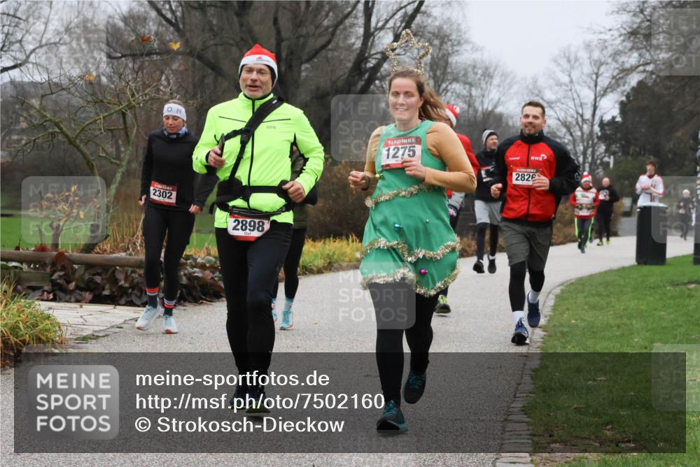 08.12.2024 - St. Pauli X-Mass-Run No. 14 Strokosch-Dieckow http://msf.ph/oto/7502160 08.12.2024 09:52:06 Laufen 2302, 2898, 14, 1275, 2826 meine-sportfotos.de