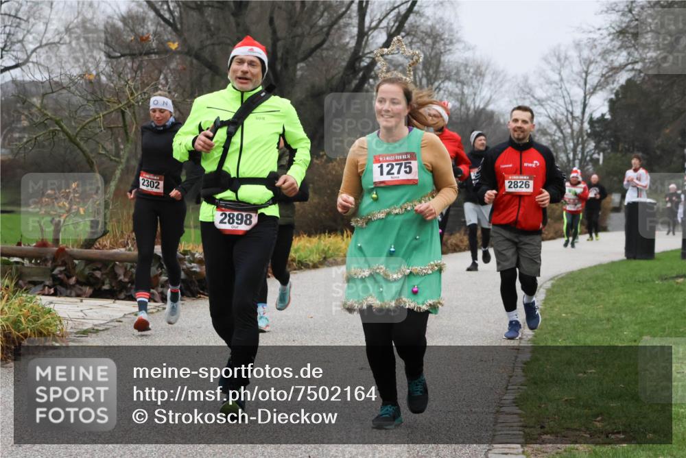 08.12.2024 - St. Pauli X-Mass-Run No. 14 Strokosch-Dieckow http://msf.ph/oto/7502164 08.12.2024 09:52:07 Laufen 2302, 2898, 14, 1275, 2826 meine-sportfotos.de