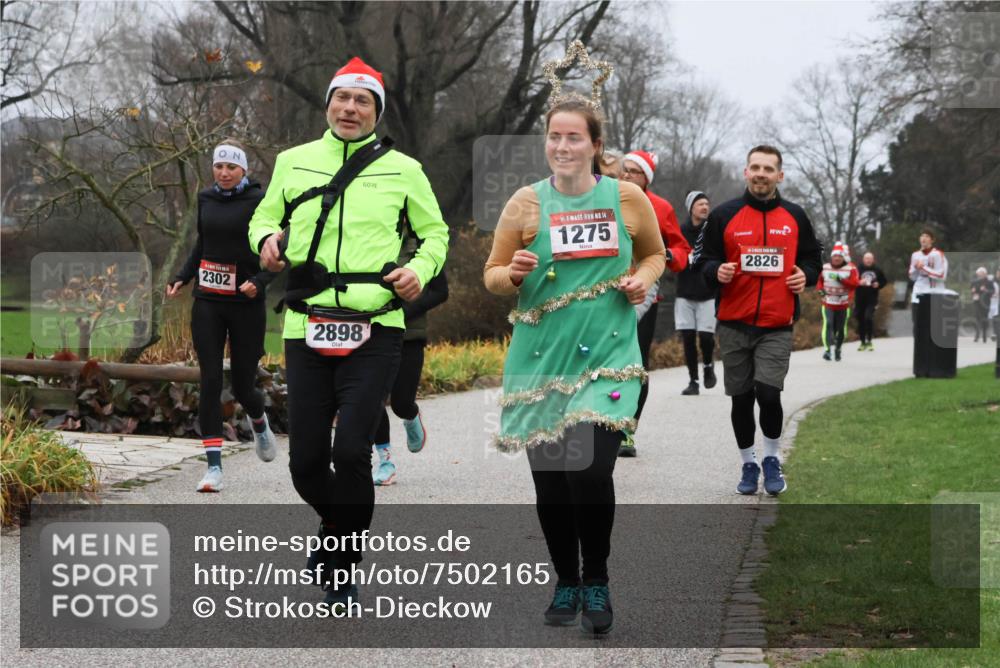 08.12.2024 - St. Pauli X-Mass-Run No. 14 Strokosch-Dieckow http://msf.ph/oto/7502165 08.12.2024 09:52:07 Laufen 2302, 2898, 14, 1275, 2826 meine-sportfotos.de