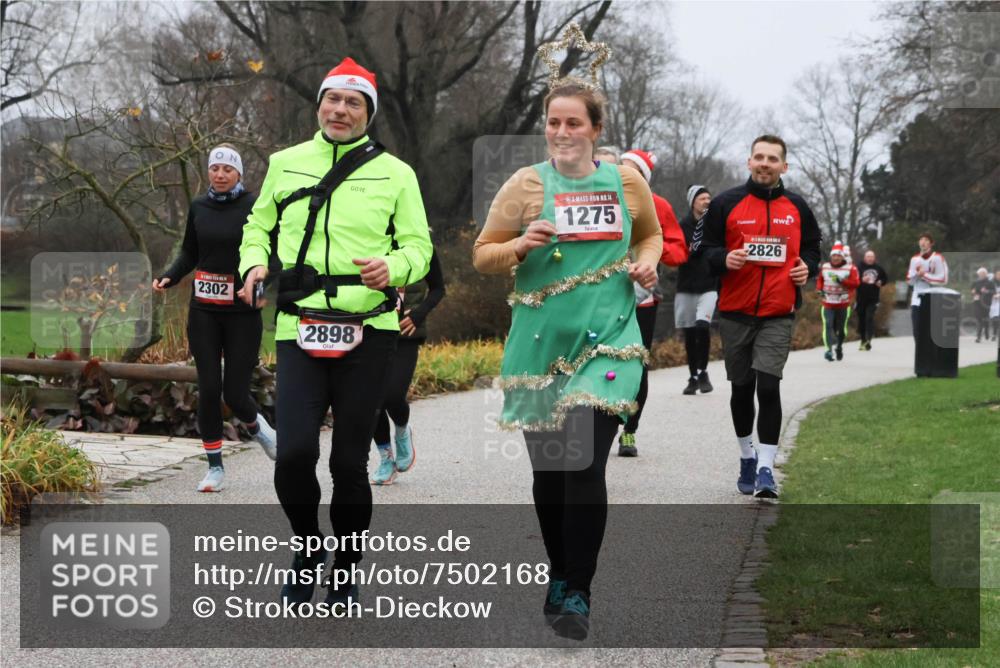 08.12.2024 - St. Pauli X-Mass-Run No. 14 Strokosch-Dieckow http://msf.ph/oto/7502168 08.12.2024 09:52:07 Laufen 14, 1275, 2302, 2898, 2826 meine-sportfotos.de