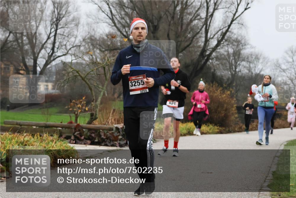 08.12.2024 - St. Pauli X-Mass-Run No. 14 Strokosch-Dieckow http://msf.ph/oto/7502235 08.12.2024 09:52:37 Laufen 14, 3255, 3255, 624 meine-sportfotos.de