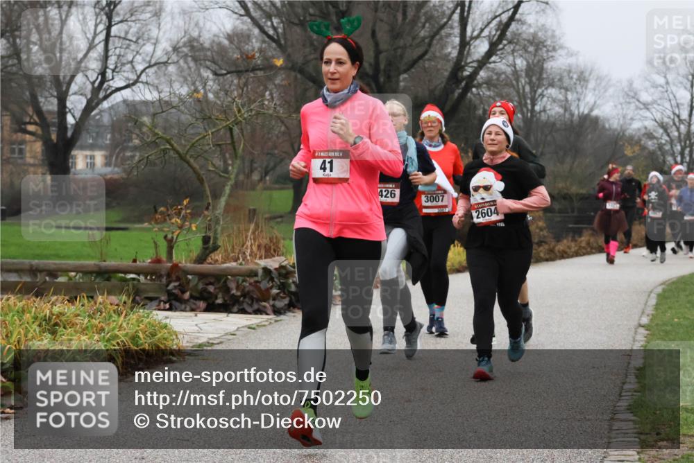 08.12.2024 - St. Pauli X-Mass-Run No. 14 Strokosch-Dieckow http://msf.ph/oto/7502250 08.12.2024 09:52:45 Laufen 14, 41, 426, 3007, 3007, 2604, 1049 meine-sportfotos.de