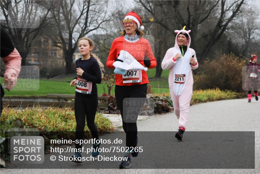 08.12.2024 - St. Pauli X-Mass-Run No. 14 Strokosch-Dieckow http://msf.ph/oto/7502265 08.12.2024 09:52:48 Laufen 3008, 3008, 007, 3007, 2211, 1021 meine-sportfotos.de