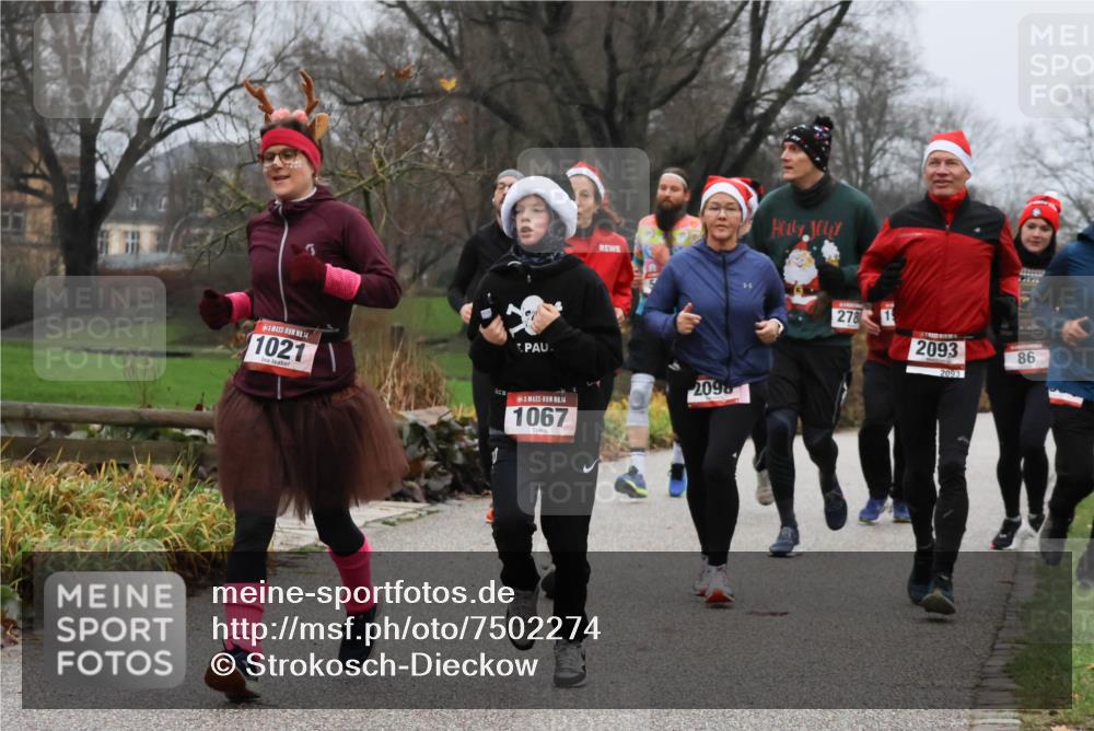 08.12.2024 - St. Pauli X-Mass-Run No. 14 Strokosch-Dieckow http://msf.ph/oto/7502274 08.12.2024 09:52:55 Laufen 14, 1021, 14, 1067, 2098, 278, 2093, 86, 2093 meine-sportfotos.de