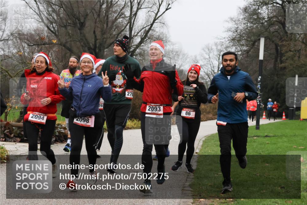 08.12.2024 - St. Pauli X-Mass-Run No. 14 Strokosch-Dieckow http://msf.ph/oto/7502275 08.12.2024 09:52:56 Laufen 2094, 2098, 26, 278, 2093, 2093, 86 meine-sportfotos.de