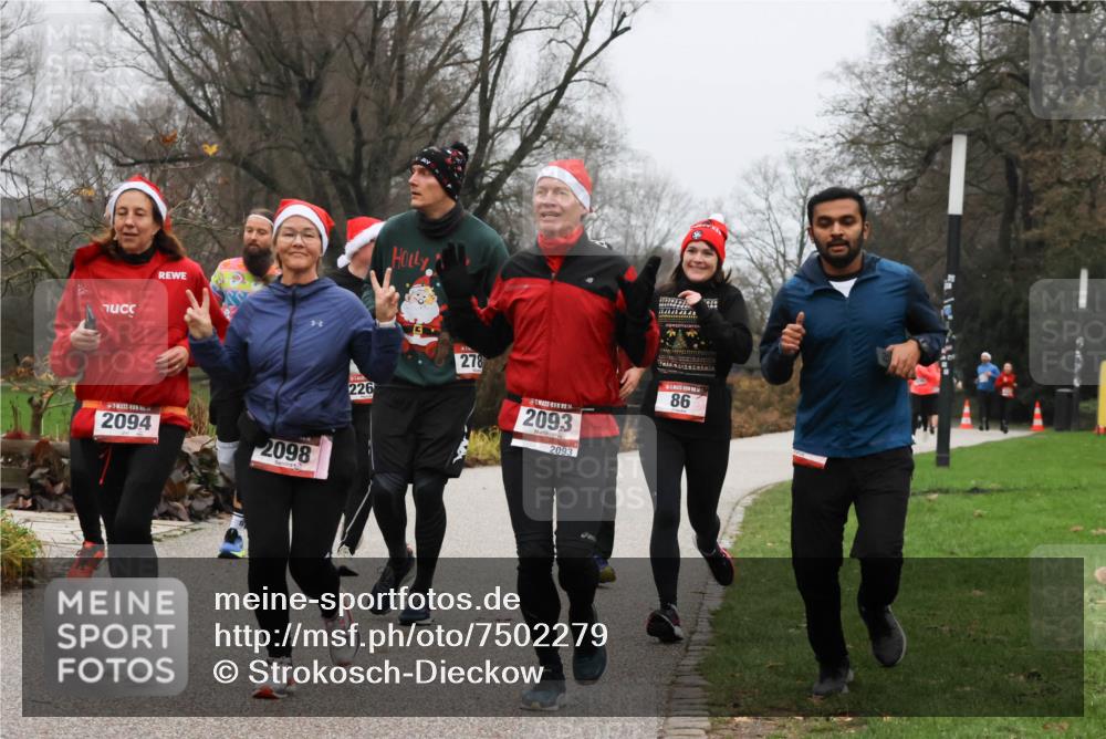 08.12.2024 - St. Pauli X-Mass-Run No. 14 Strokosch-Dieckow http://msf.ph/oto/7502279 08.12.2024 09:52:56 Laufen 2094, 2098, 226, 278, 2093, 2093, 86 meine-sportfotos.de