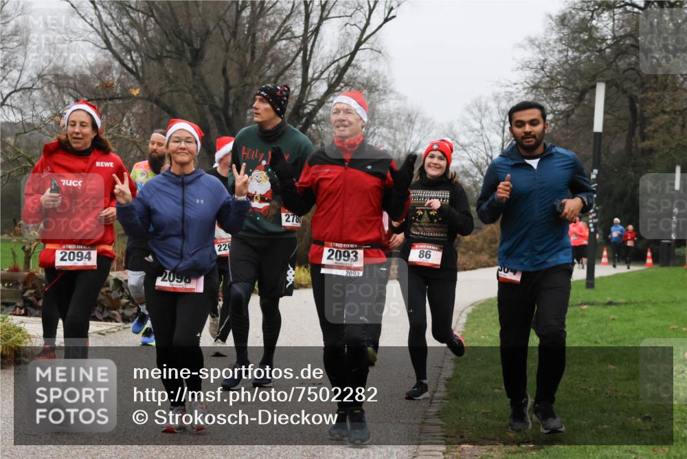 08.12.2024 - St. Pauli X-Mass-Run No. 14 Strokosch-Dieckow http://msf.ph/oto/7502282 08.12.2024 09:52:56 Laufen 2094, 2098, 22, 278, 091910101, 2093, 2093, 86 meine-sportfotos.de